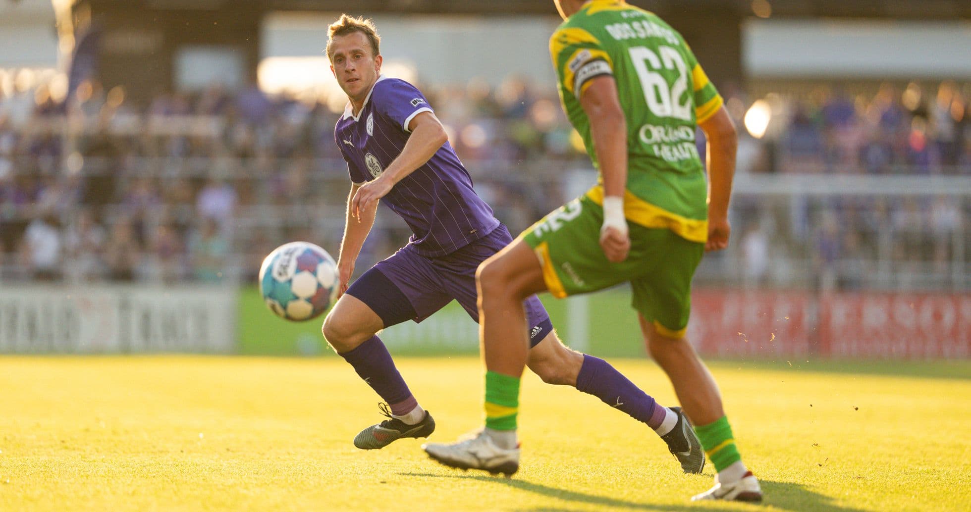 Jugador de Louisville City controla el balón