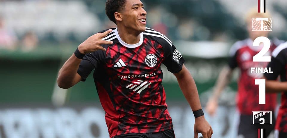 Jugador del Portland Timbers II celebra un gol
