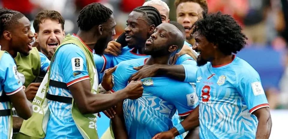 Jugadores celebrando un gol en partido de fútbol