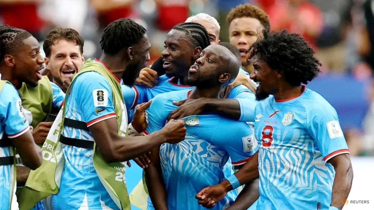 Jugadores celebrando un gol en partido de fútbol