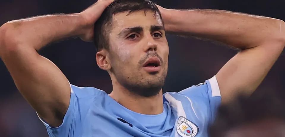 Jugador de Manchester City con expresión de frustración