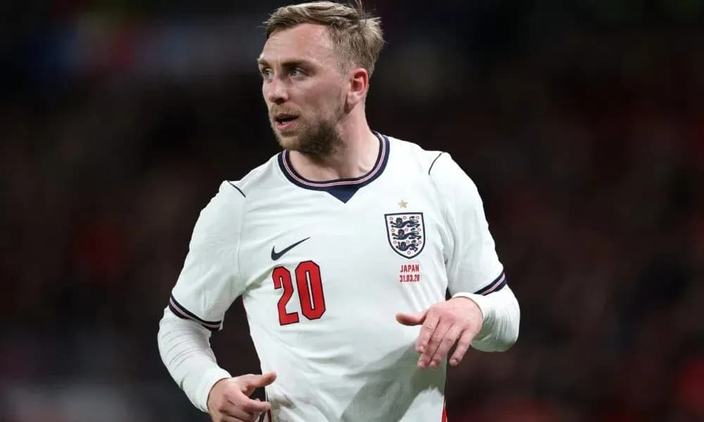 Jugador de Inglaterra corriendo en el campo de fútbol