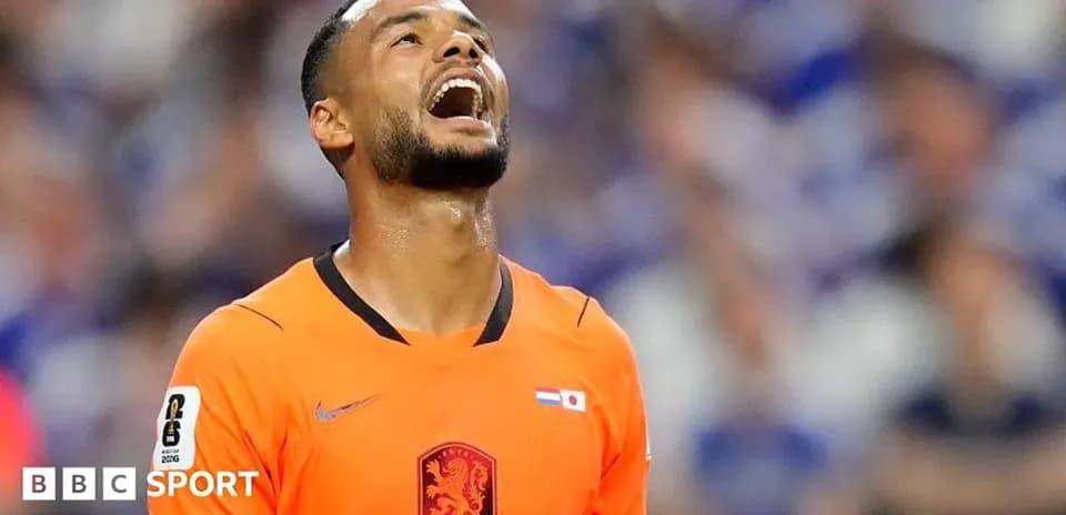 Jugador con camiseta naranja mirando al cielo