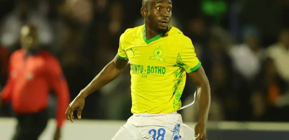 Jugador de fútbol con camiseta amarilla en acción