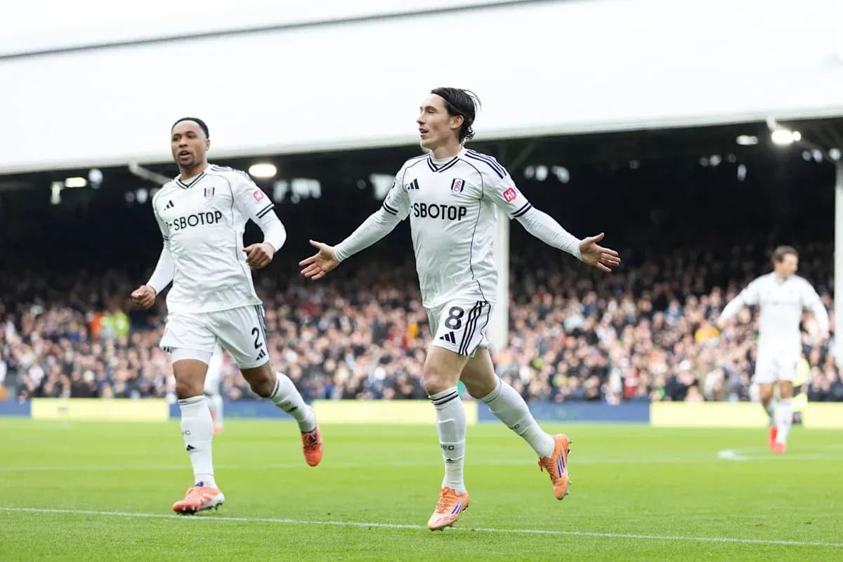 Jugadores de Fulham celebrando un gol en el campo