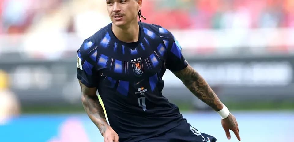 Jugador corriendo en el campo con camiseta oscura