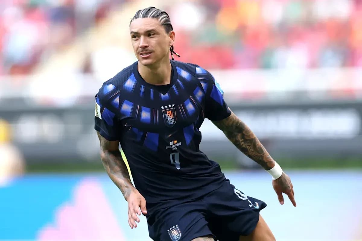 Jugador corriendo en el campo con camiseta oscura