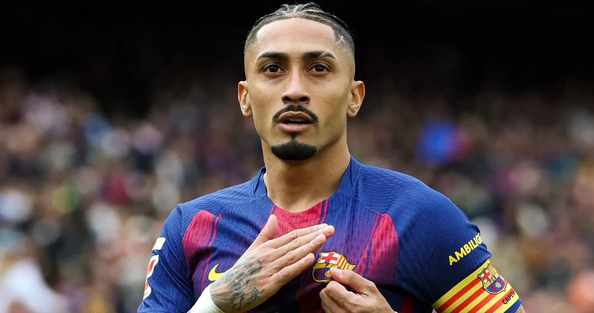 Jugador de FC Barcelona tocando el escudo del club