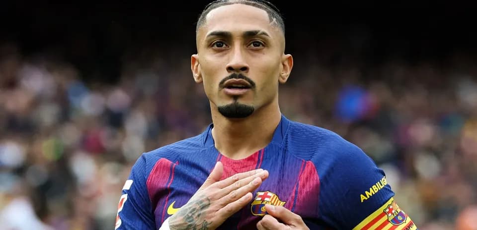 Jugador de FC Barcelona tocando el escudo del club