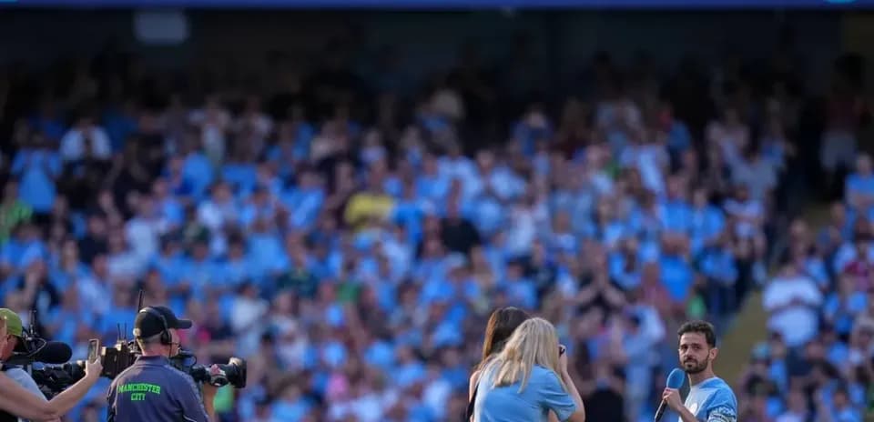 Bernardo recibiendo homenaje en el estadio lleno