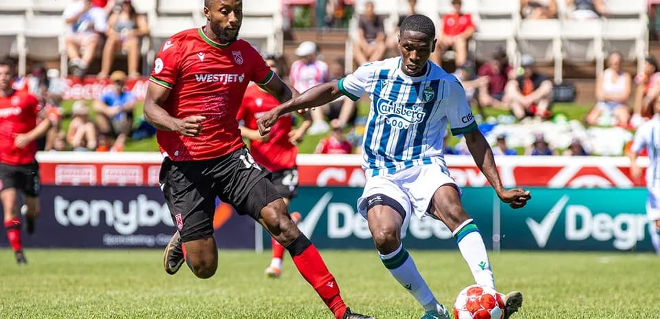 Jugador de York United contra Cavalry FC
