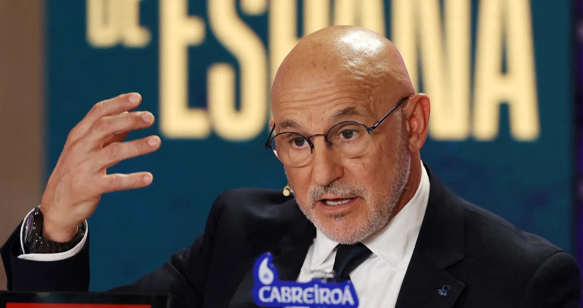 Hombre hablando en conferencia de prensa sobre fútbol