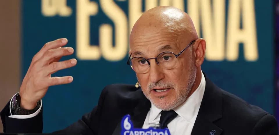Hombre hablando en conferencia de prensa sobre fútbol