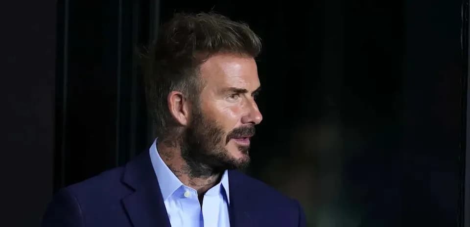 Hombre con cabello despeinado y traje oscuro