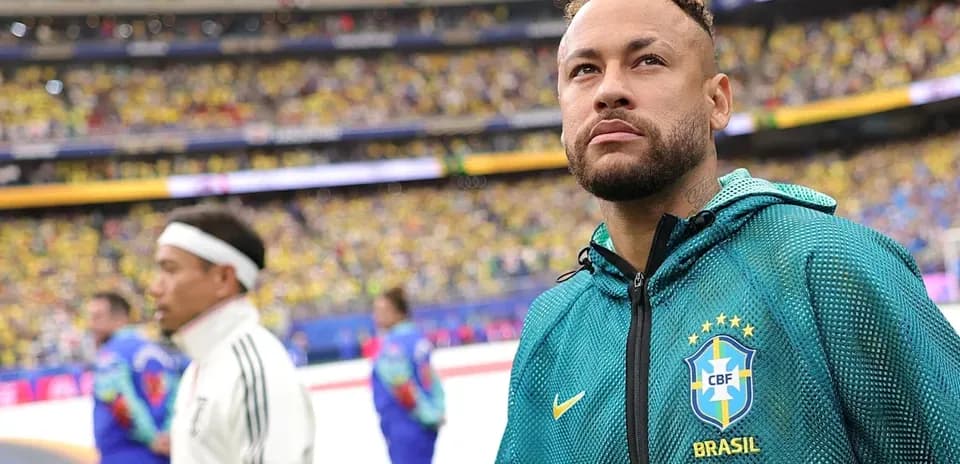 Neymar en el campo antes de un partido