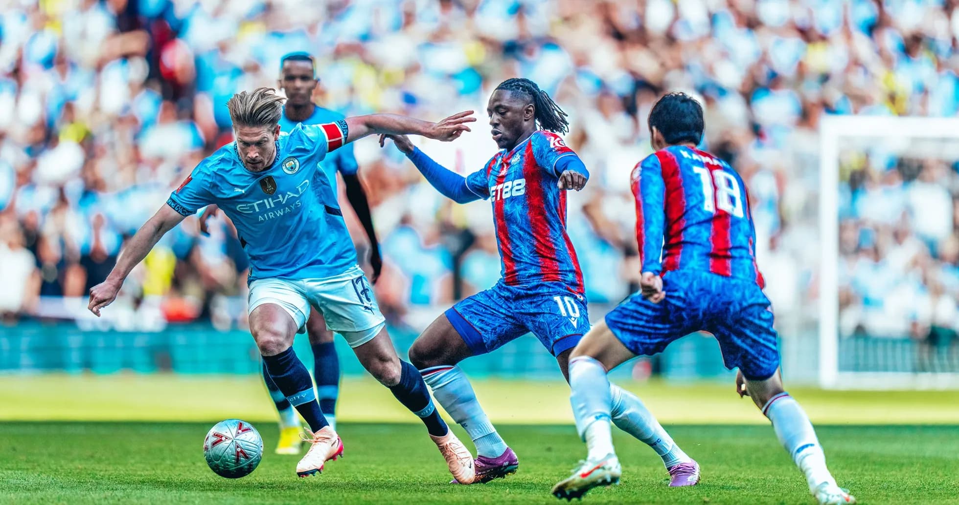 Jugadores de Manchester City y Crystal Palace compiten