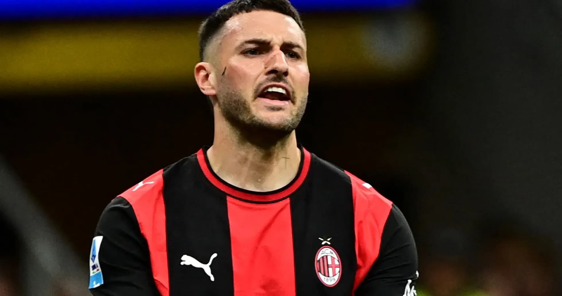 Jugador de AC Milan en acción durante el partido