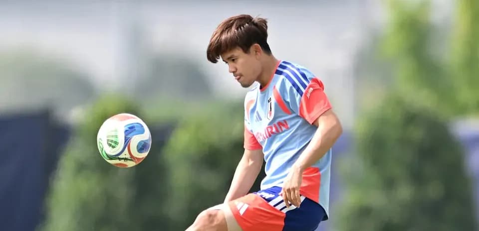 Jugador de Japón practicando con el balón en entrenamiento