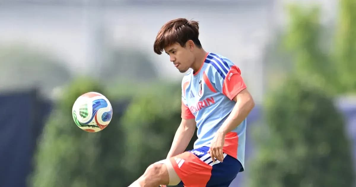 Jugador de Japón practicando con el balón en entrenamiento