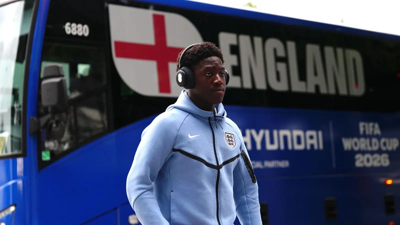 Jugador caminando hacia autobús de Inglaterra