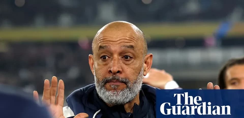 Entrenador gesticulando durante partido en el banquillo