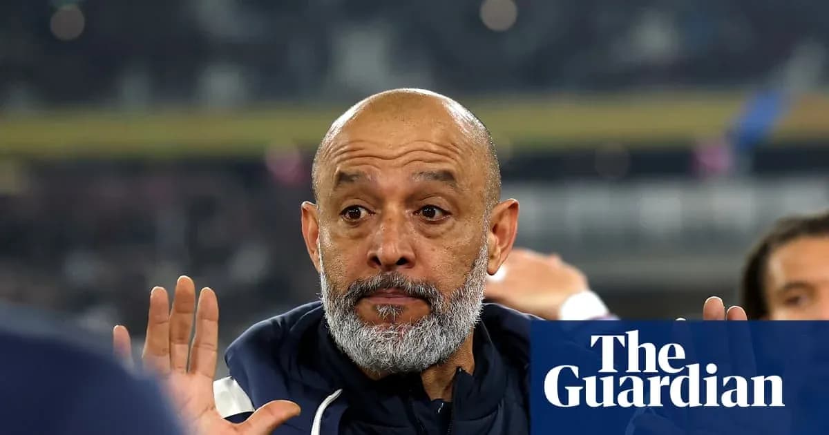 Entrenador gesticulando durante partido en el banquillo
