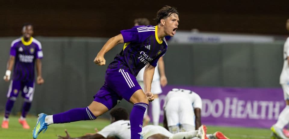 Jugador celebrando un gol durante el partido