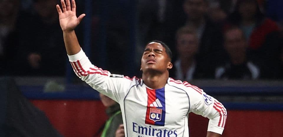Jugador de Olympique de Lyon levantando la mano