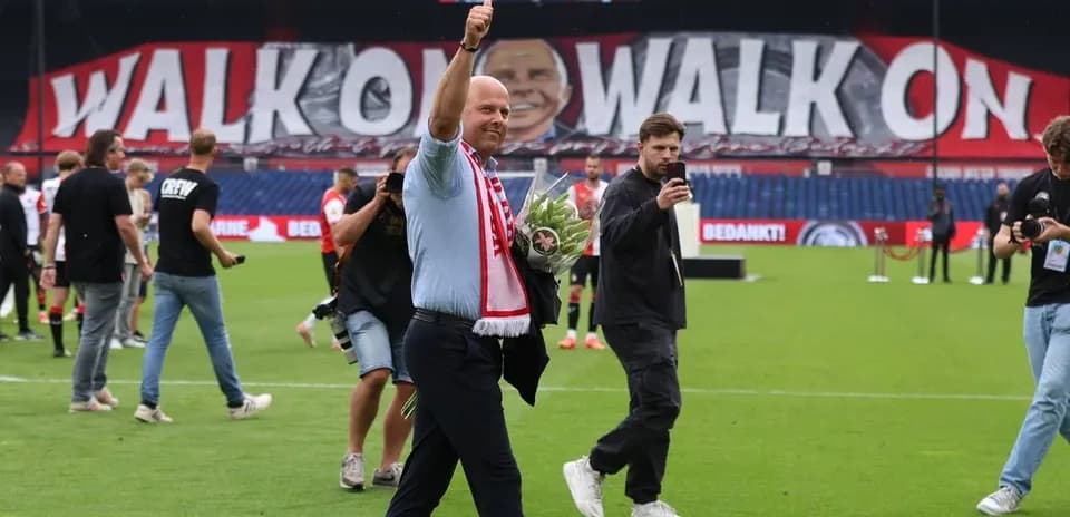 Entrenador saludando con ramo en el campo