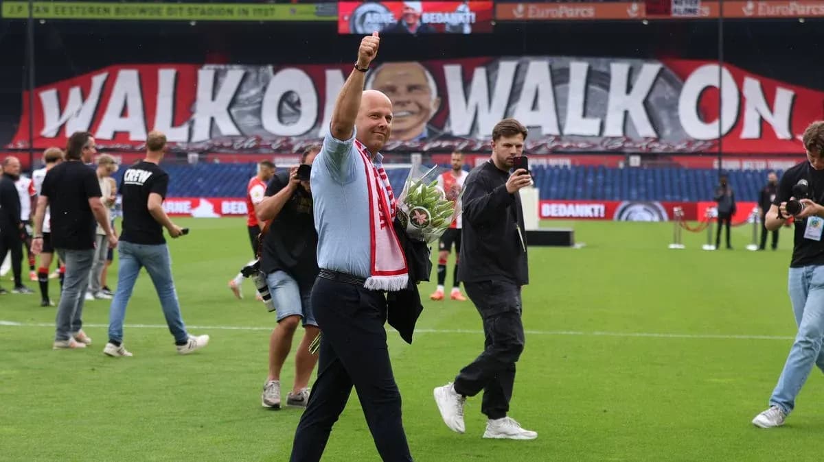 Entrenador saludando con ramo en el campo