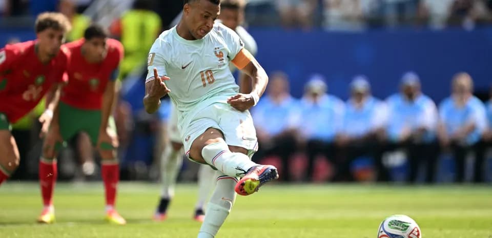 Jugador lanzando un penalti en el partido