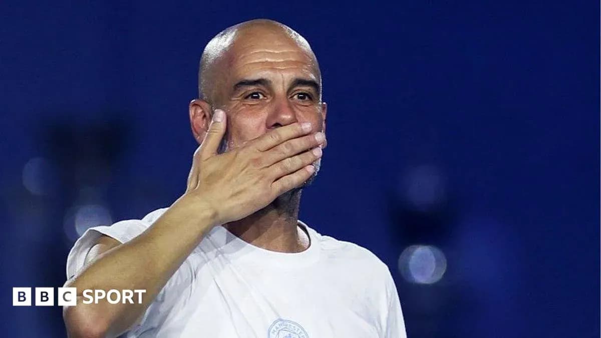 Entrenador saludando al público tras el partido