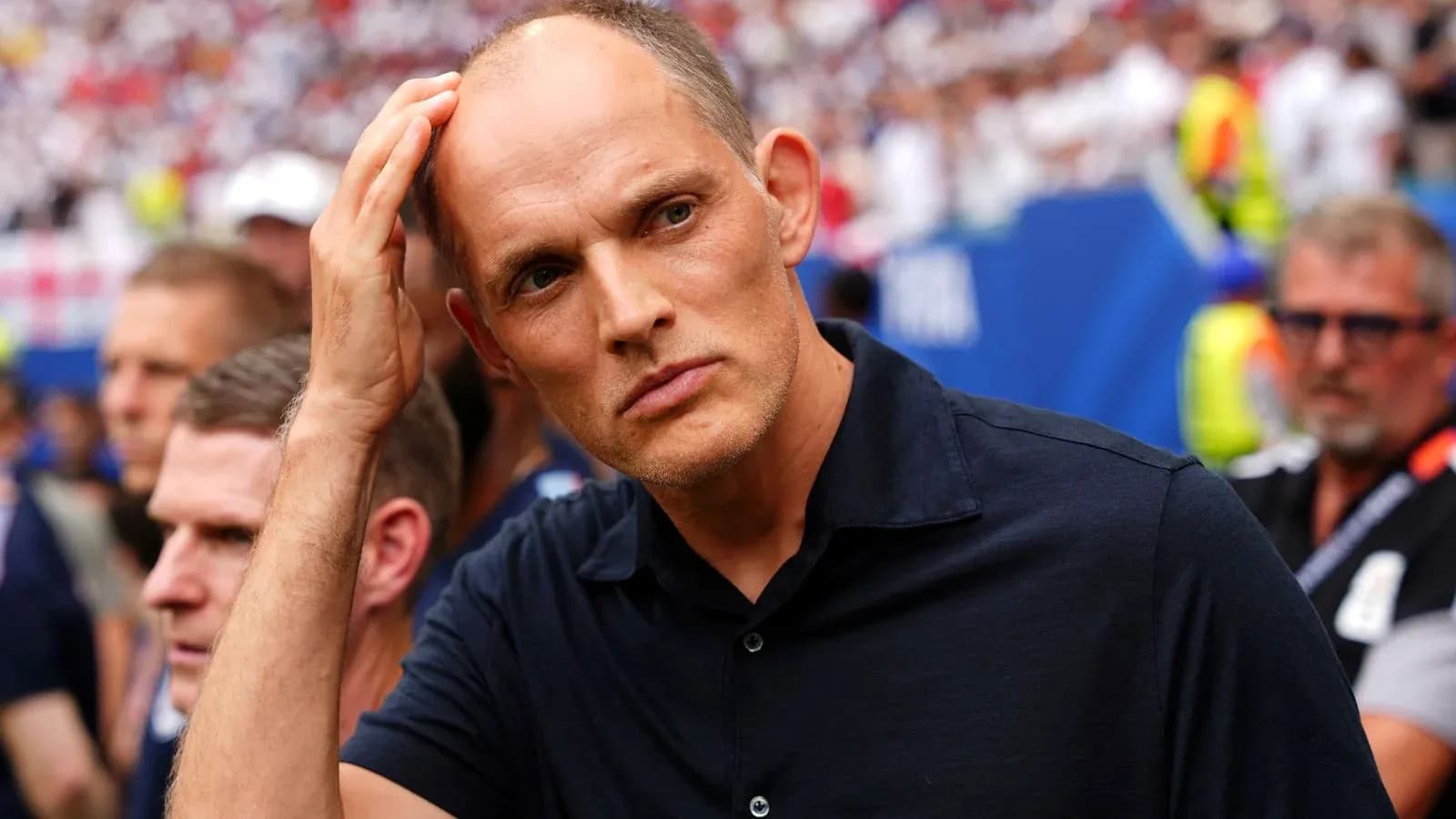 Entrenador observando el partido desde la banca