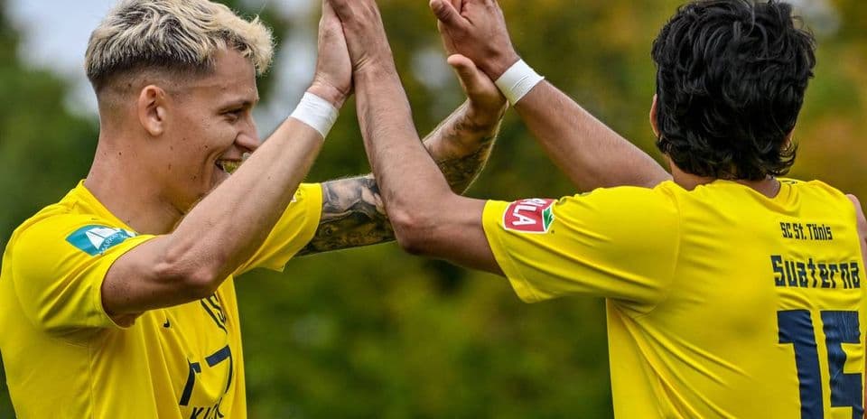 Jugadores de SC St. Tönis celebrando un gol