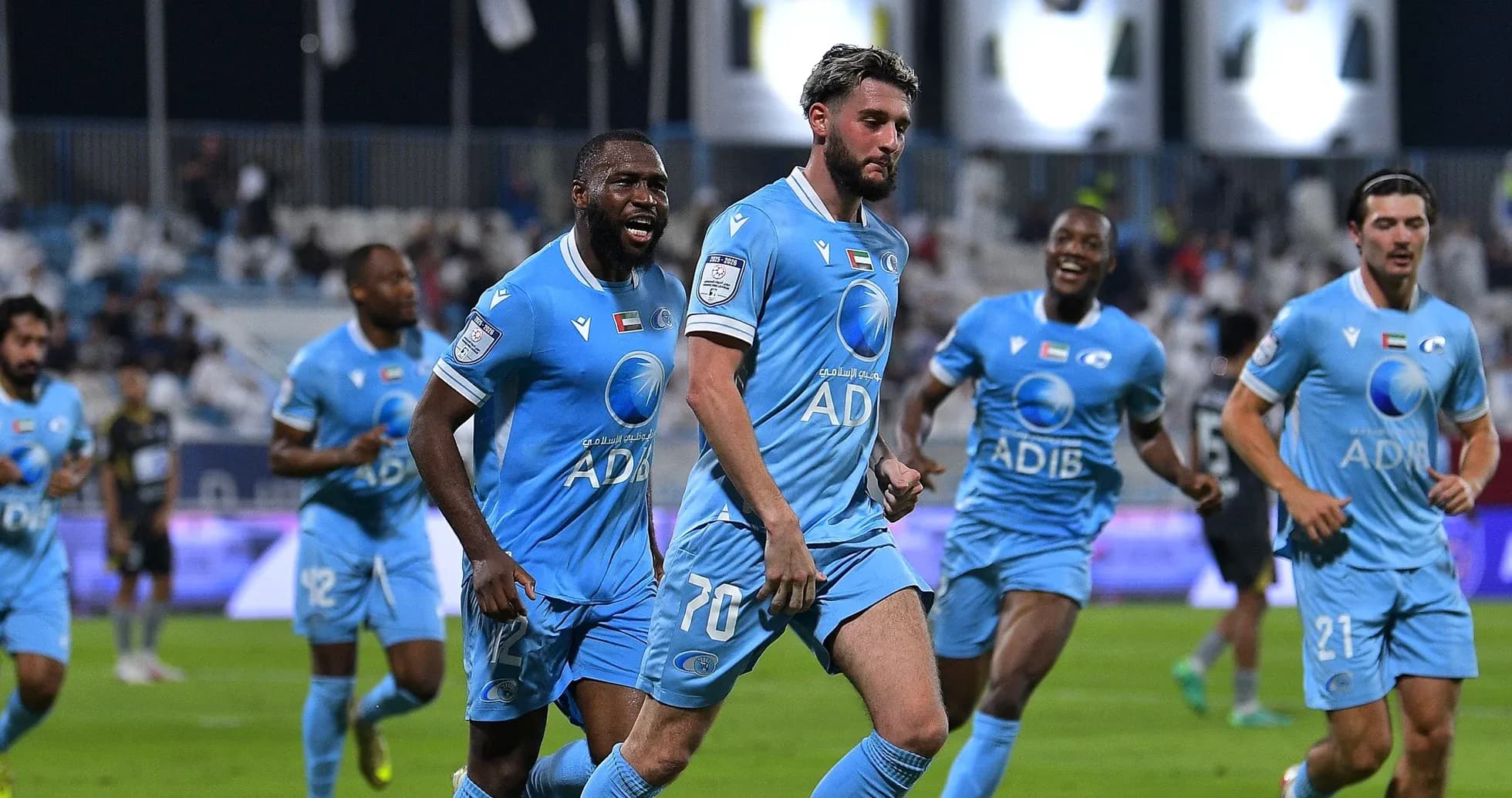 Jugadores de Bani Yas celebrando un gol
