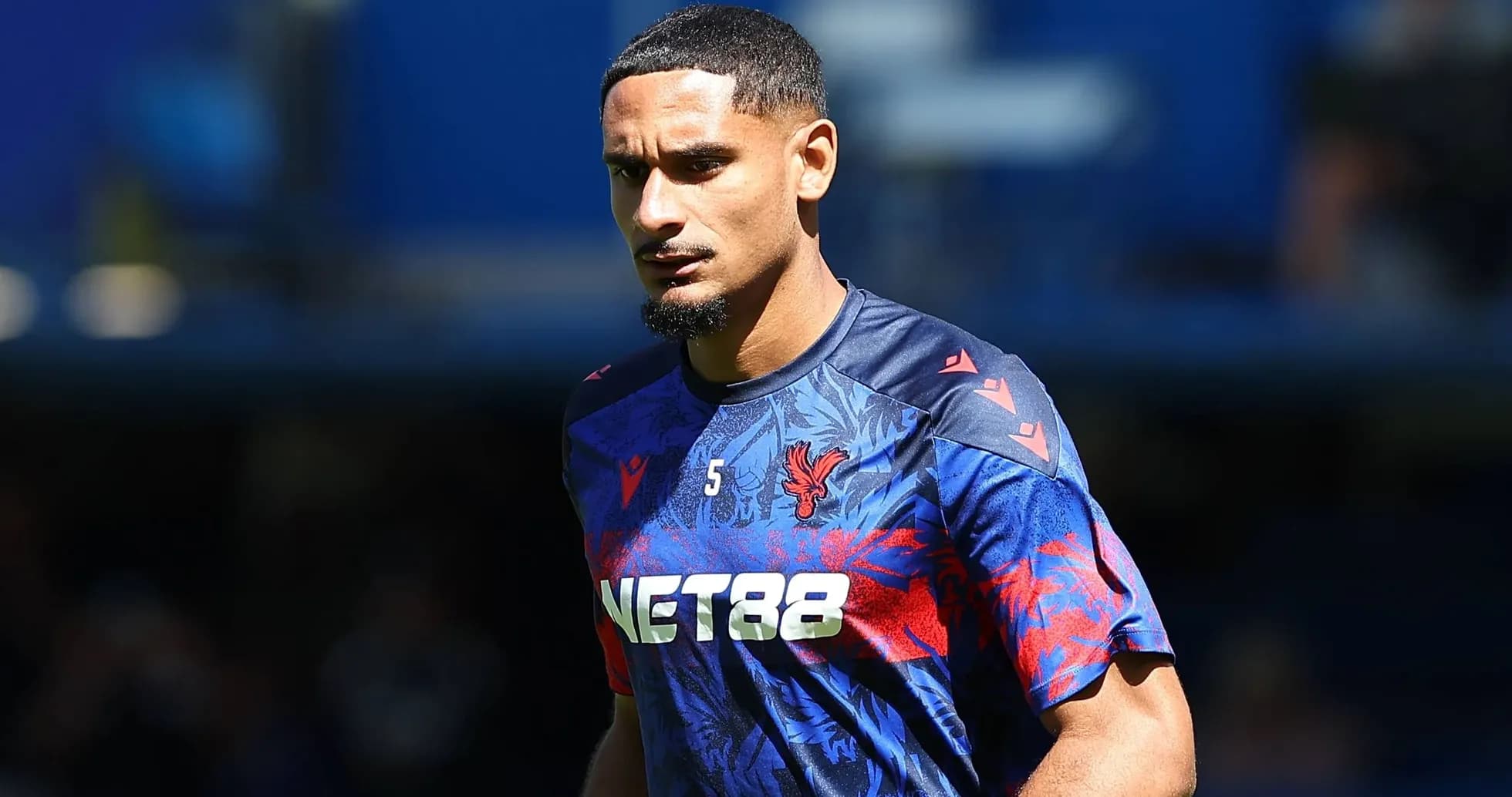 Jugador de Crystal Palace en camiseta de entrenamiento