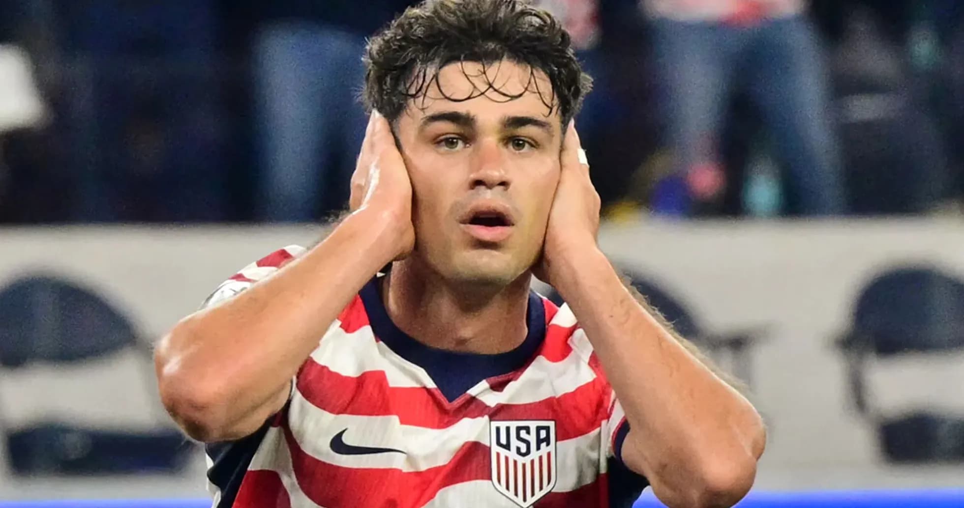 Jugador de Estados Unidos con manos en los oídos