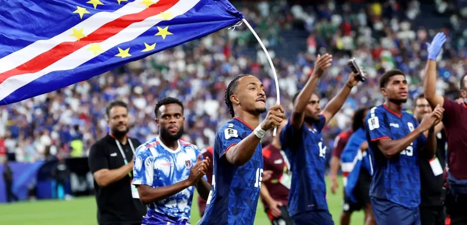 Jugador celebrando con bandera de Cabo Verde tras el partido