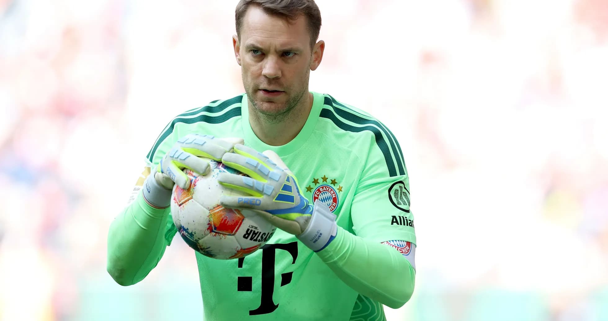Portero de Bayern Munich sosteniendo un balón