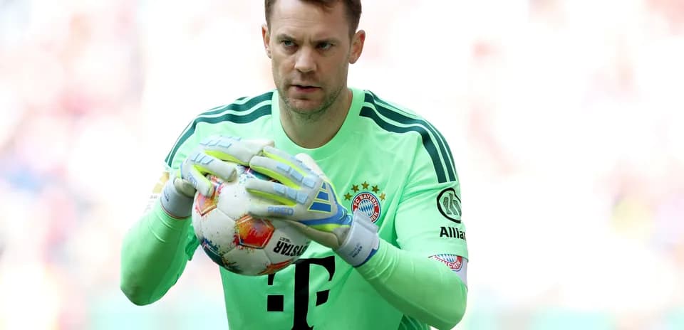 Portero de Bayern Munich sosteniendo un balón