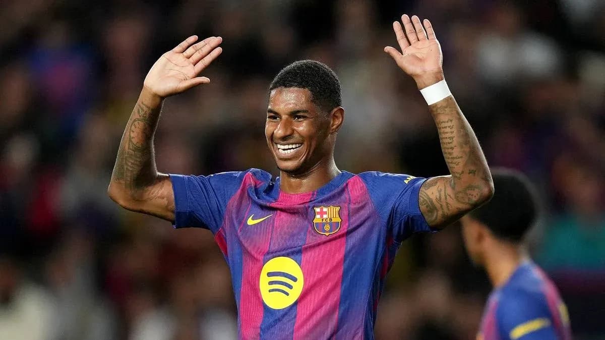 Jugador de Barcelona saludando al público en el campo