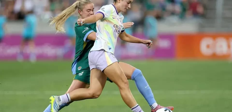 Jugadora de Orlando Pride driblando a oponente