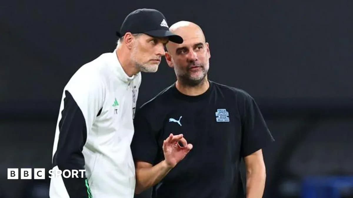 Entrenadores conversando en un evento deportivo