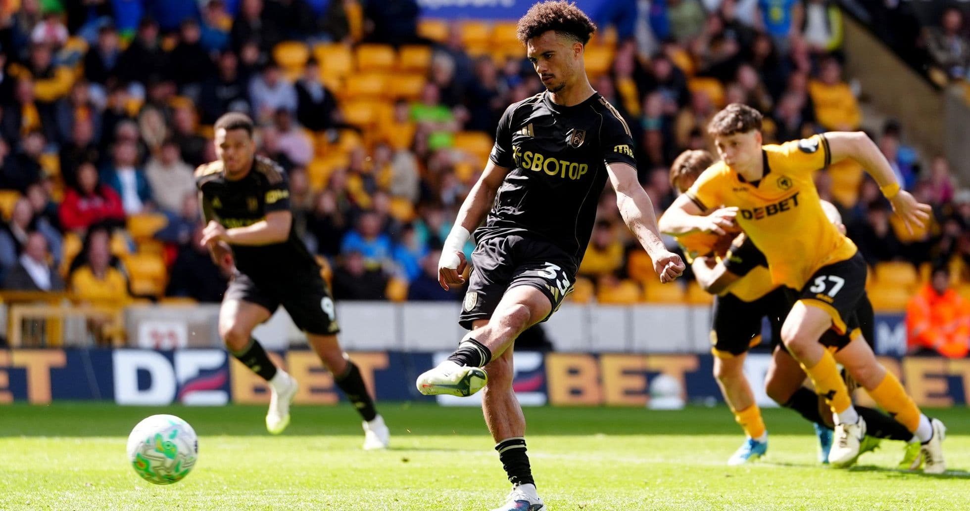 Jugador del Wolves ejecutando un penalti