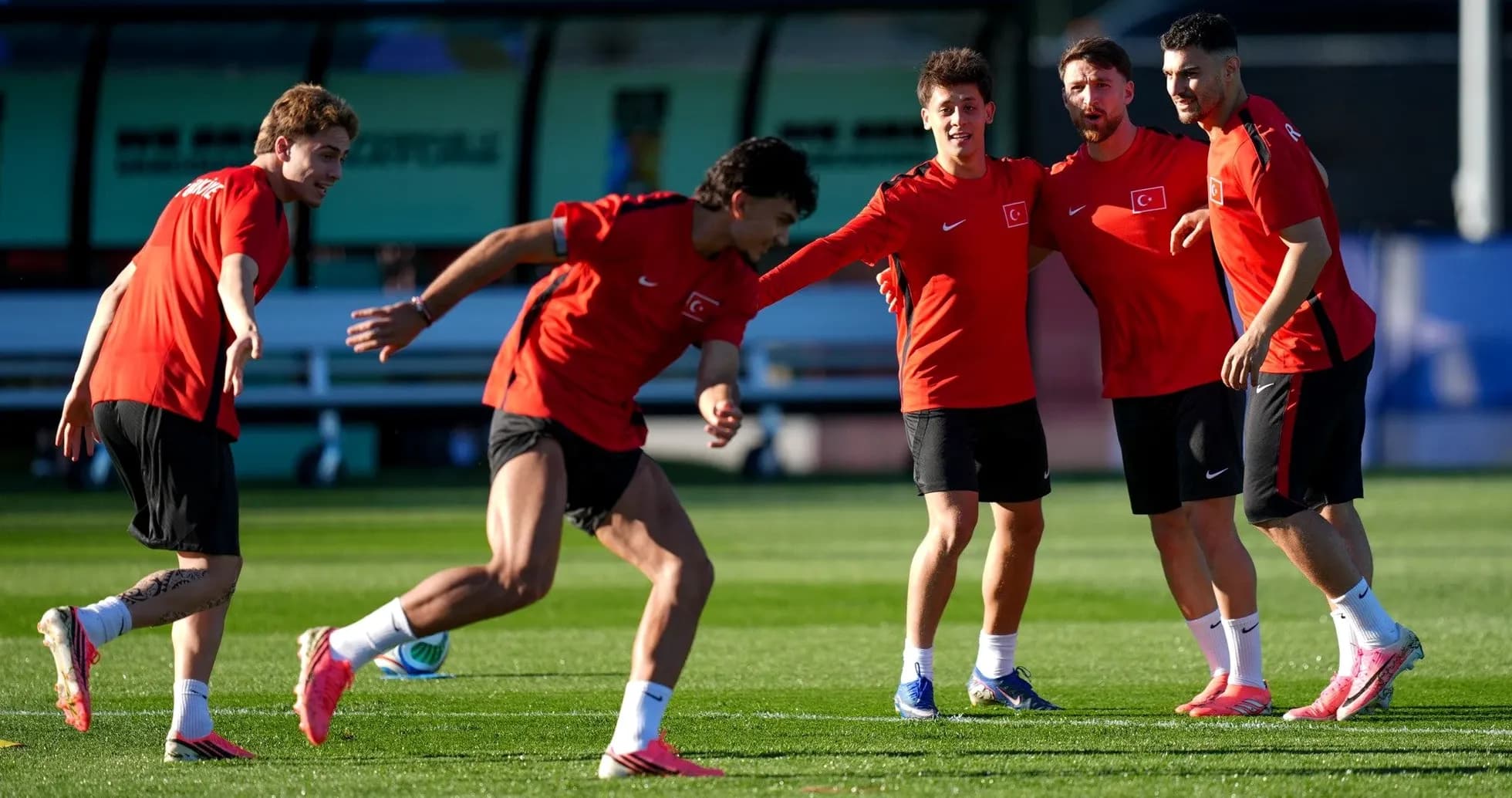 Jugadores de Türkiye entrenando para el partido
