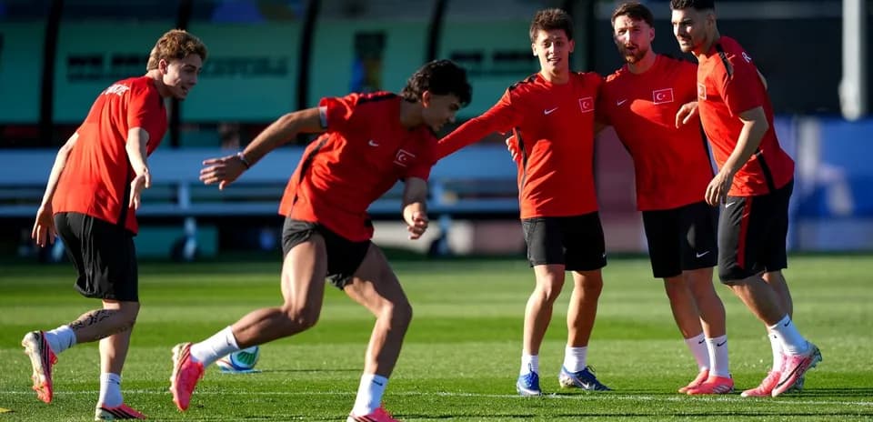 Jugadores de Türkiye entrenando para el partido