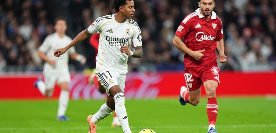Jugadores de Sevilla y Real Madrid en acción