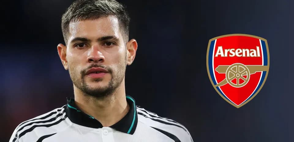 Jugador con camiseta blanca y escudo del Arsenal