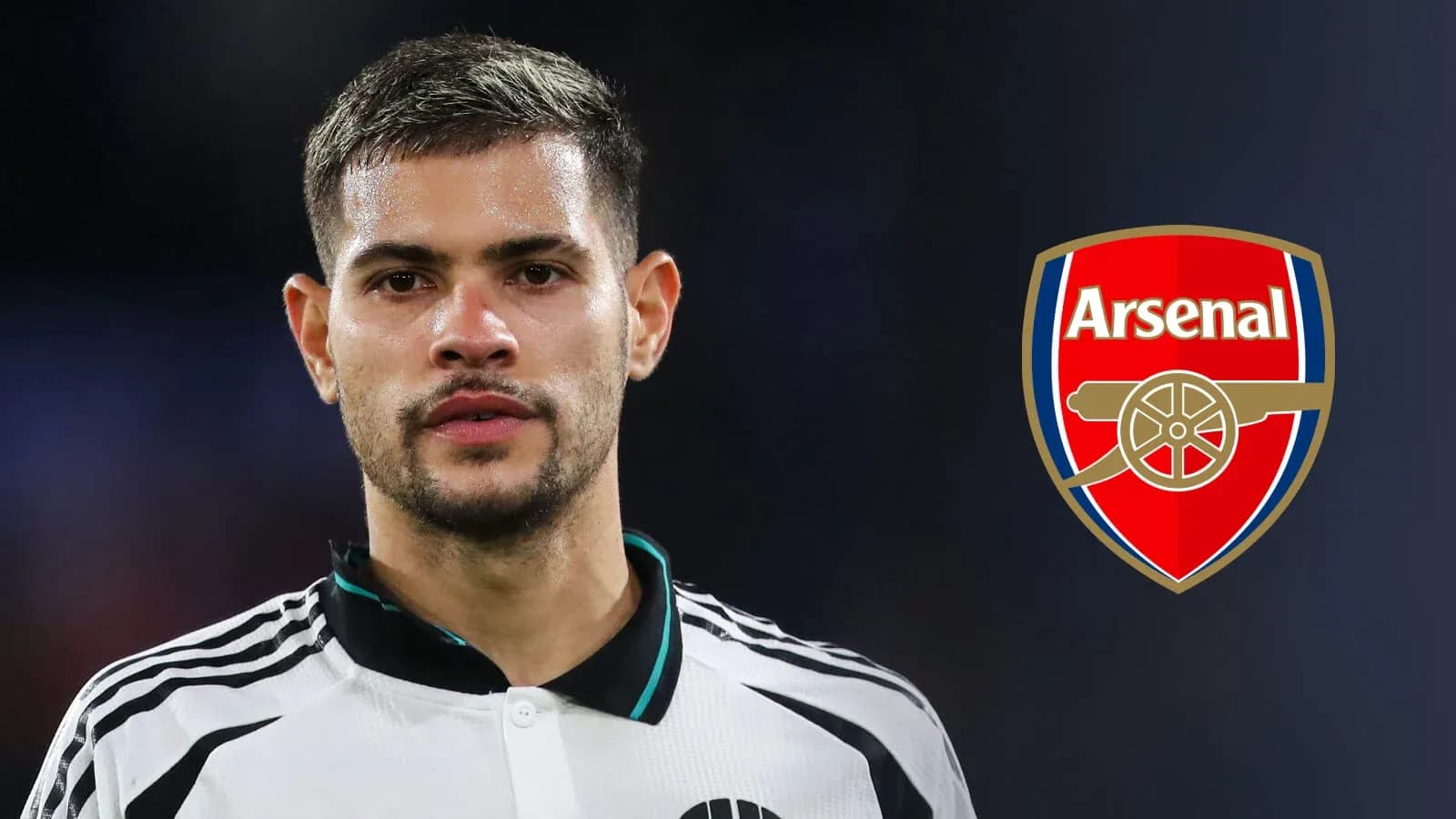 Jugador con camiseta blanca y escudo del Arsenal