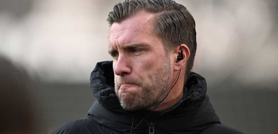 Entrenador con auriculares durante la práctica